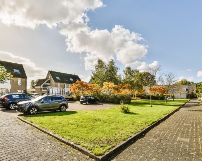 Άδεια πάρκινγκ σε μονοκατοικία