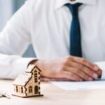 Ρύθμιση οφειλών πριν από την πτώχευση: μάθετε για διαπραγμάτευση, εξωδικαστική ρύθμιση, διαταγές πληρωμής και πλειστηριασμούς και πώς προστατεύεται η περιουσία.